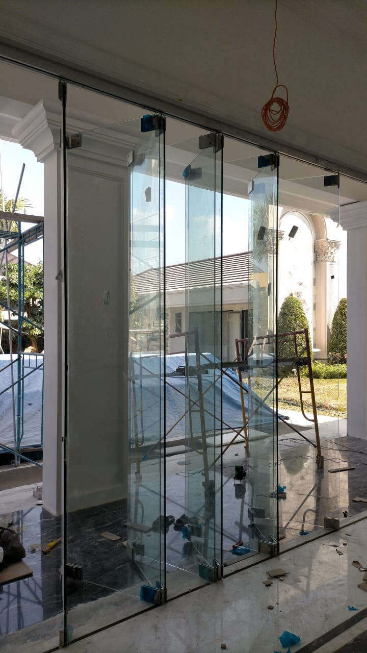 Pintu kaca tanpa bingkai