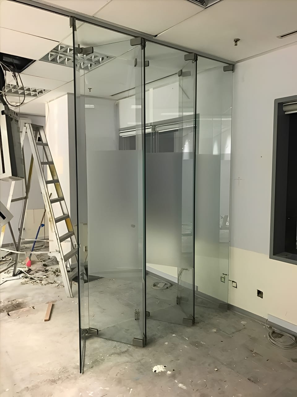 Partisi kaca frameless