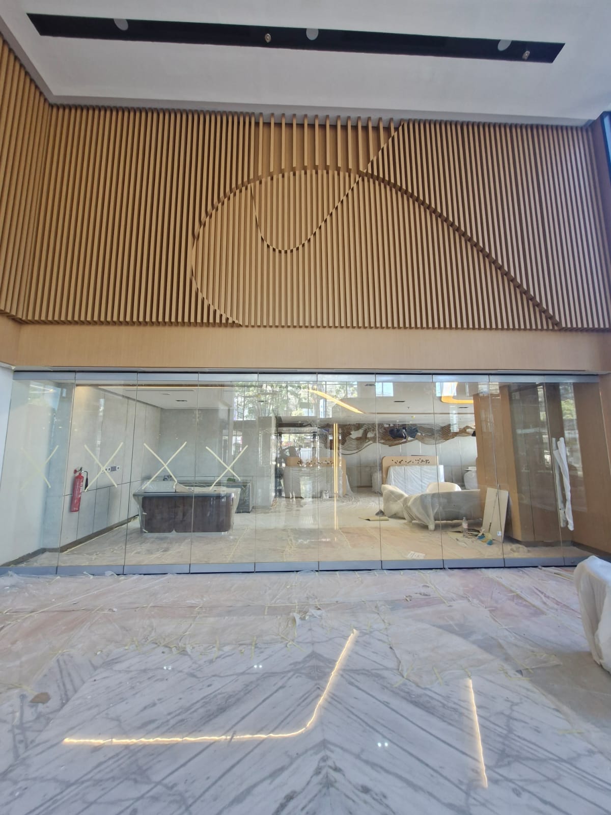 Pintu kaca frameless villa